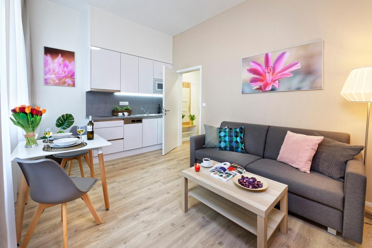 Downtown Suites Jugoslavska Прага Екстериор снимка